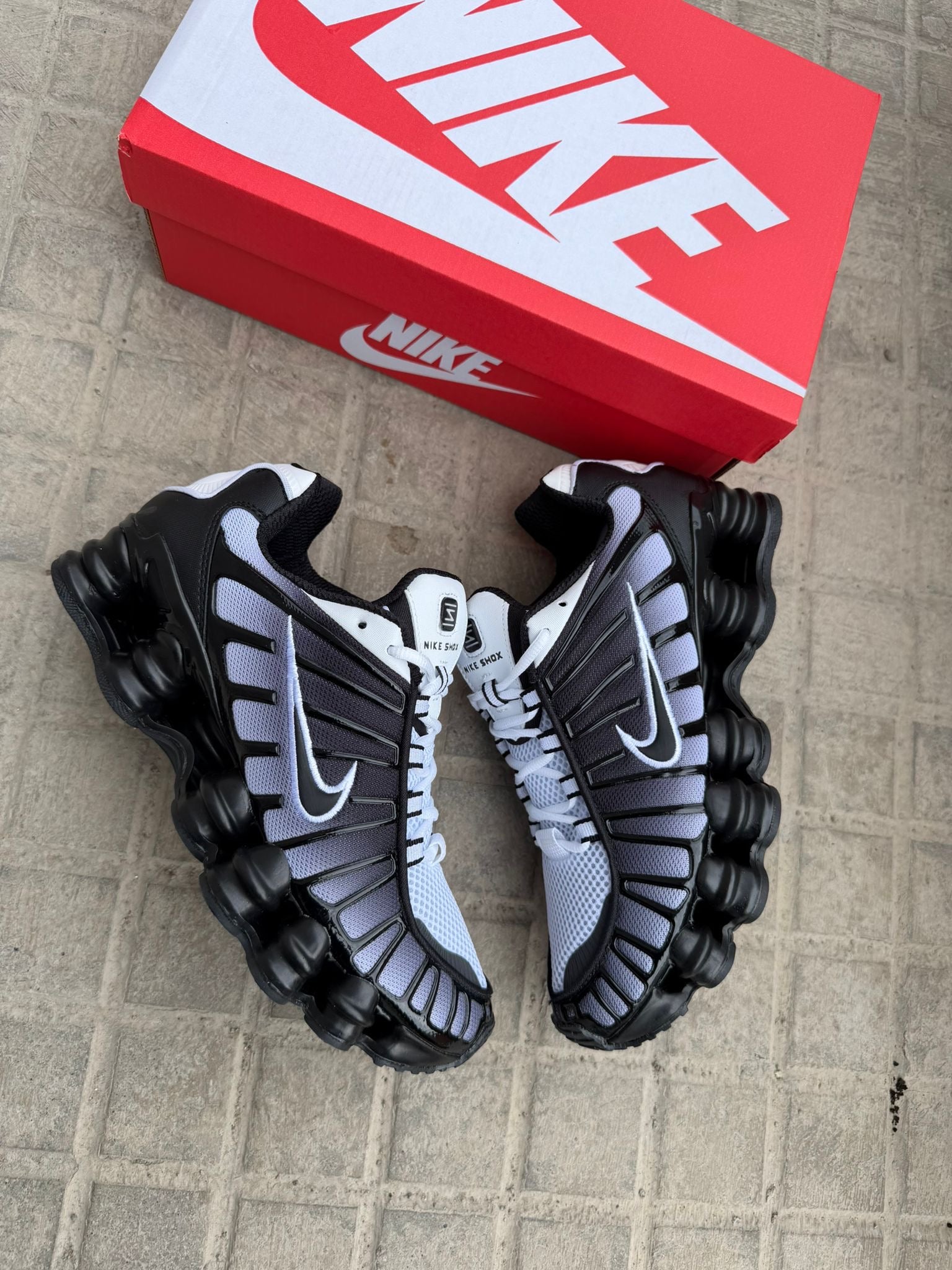 NIKE SHOX