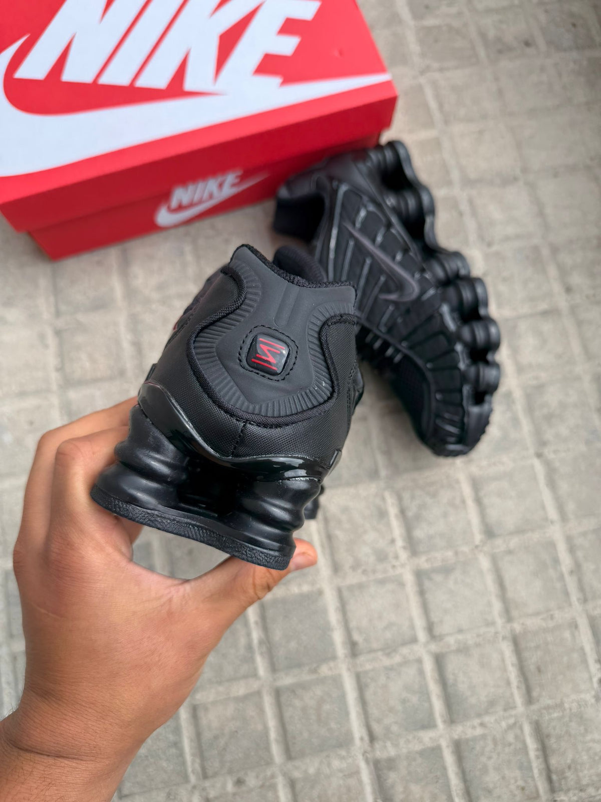 NIKE SHOX