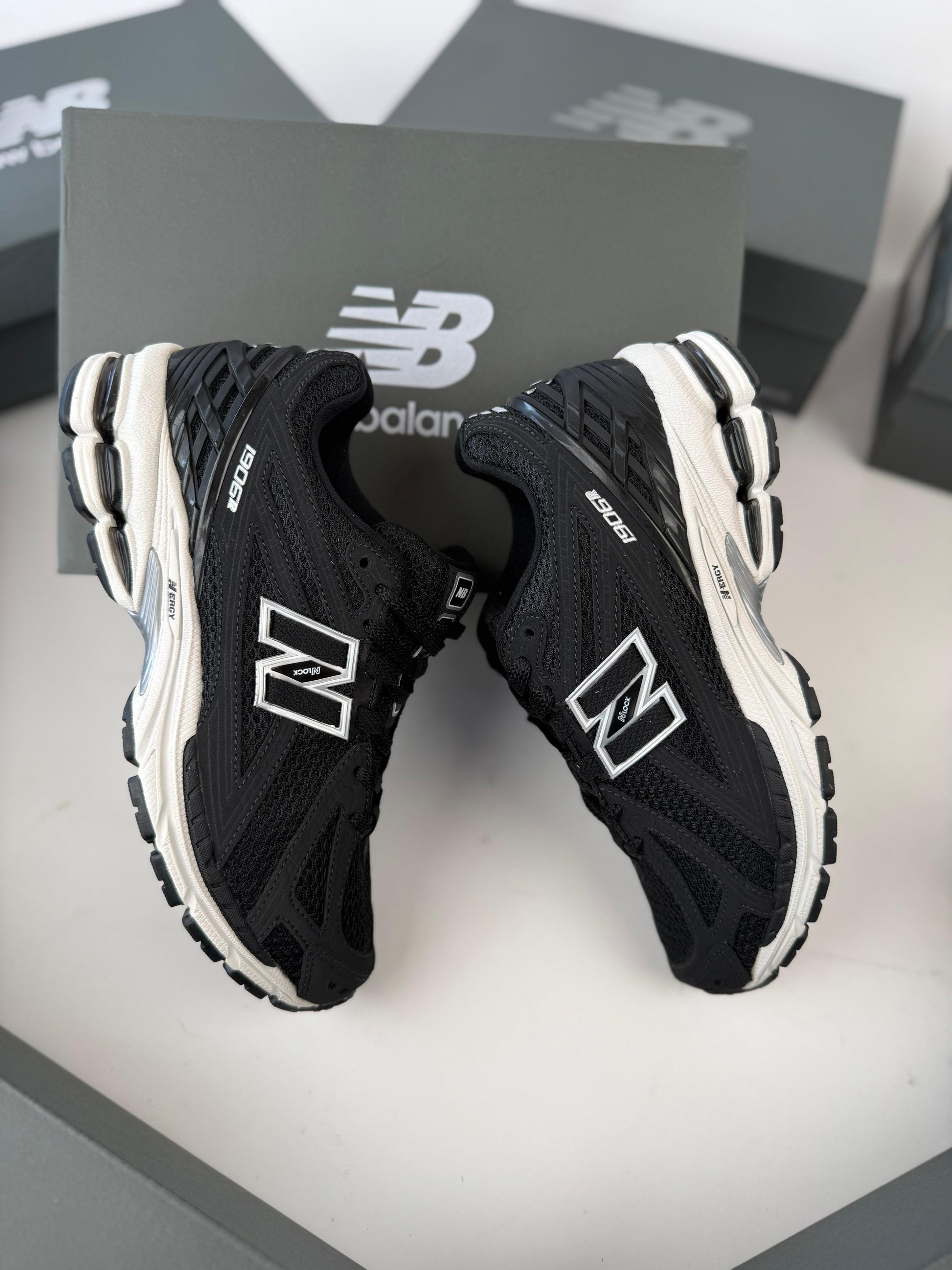 NEW BALANCE 1906 R
