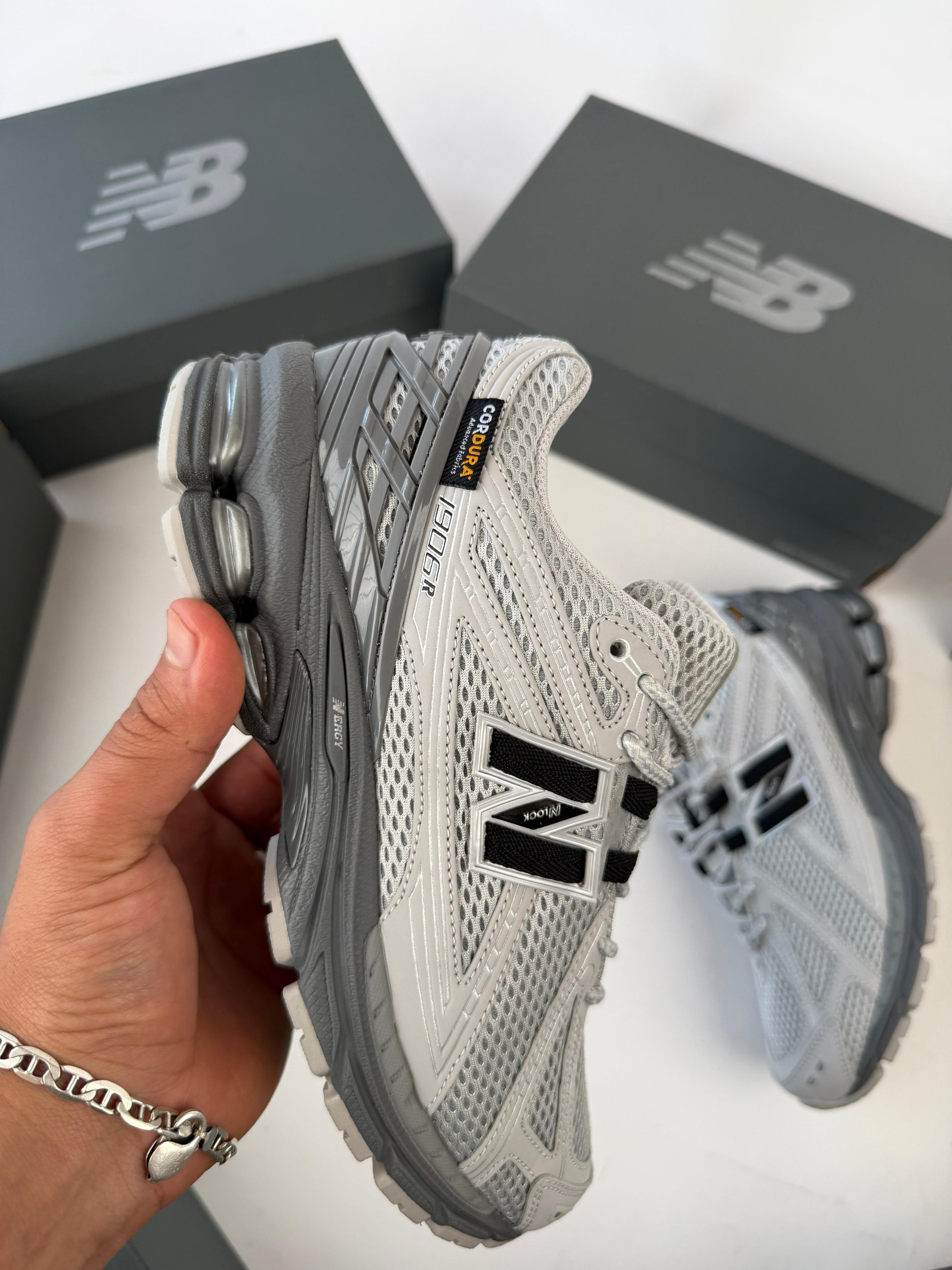 NEW BALANCE 1906 R