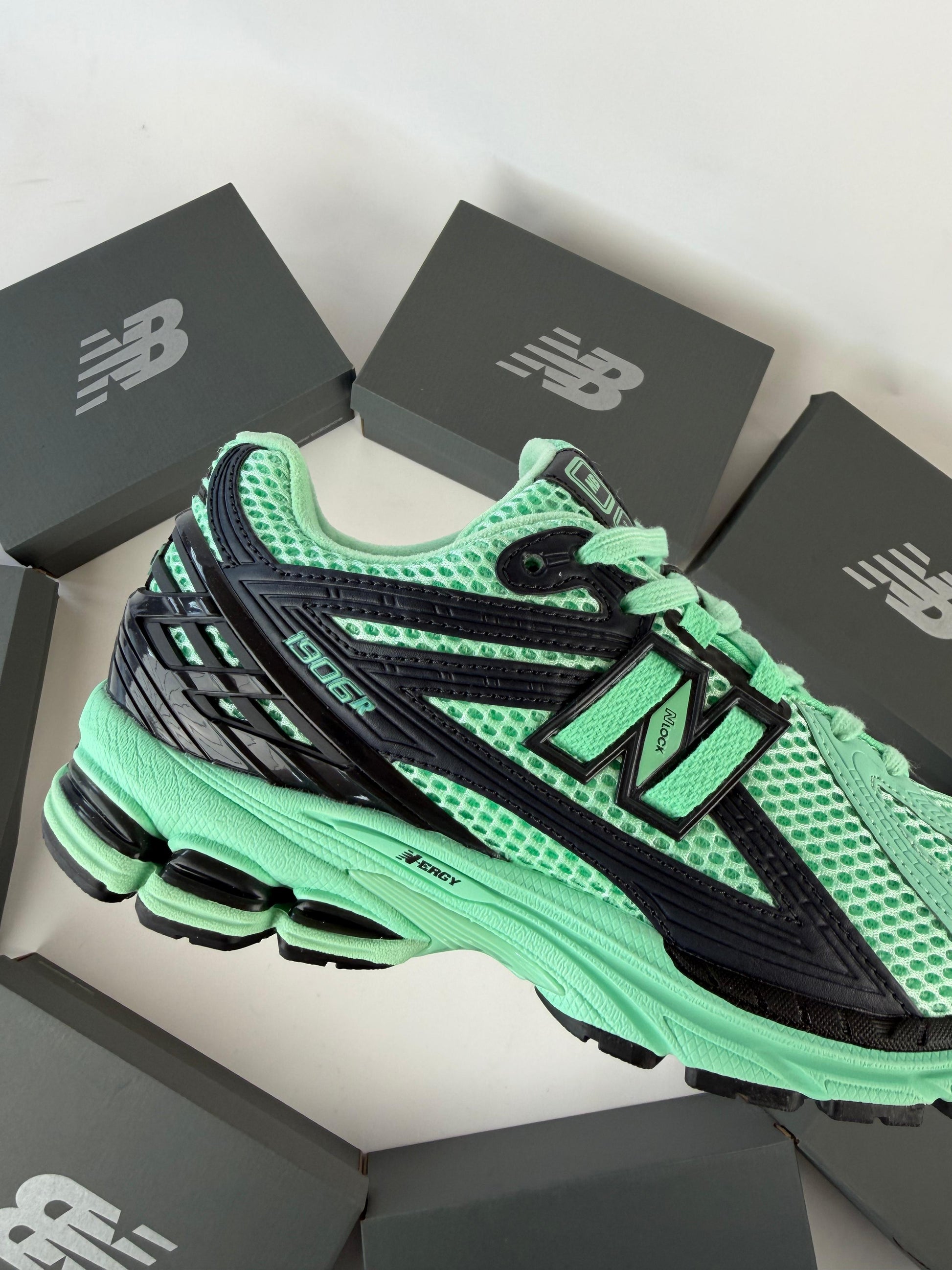 NEW BALANCE 1906 R