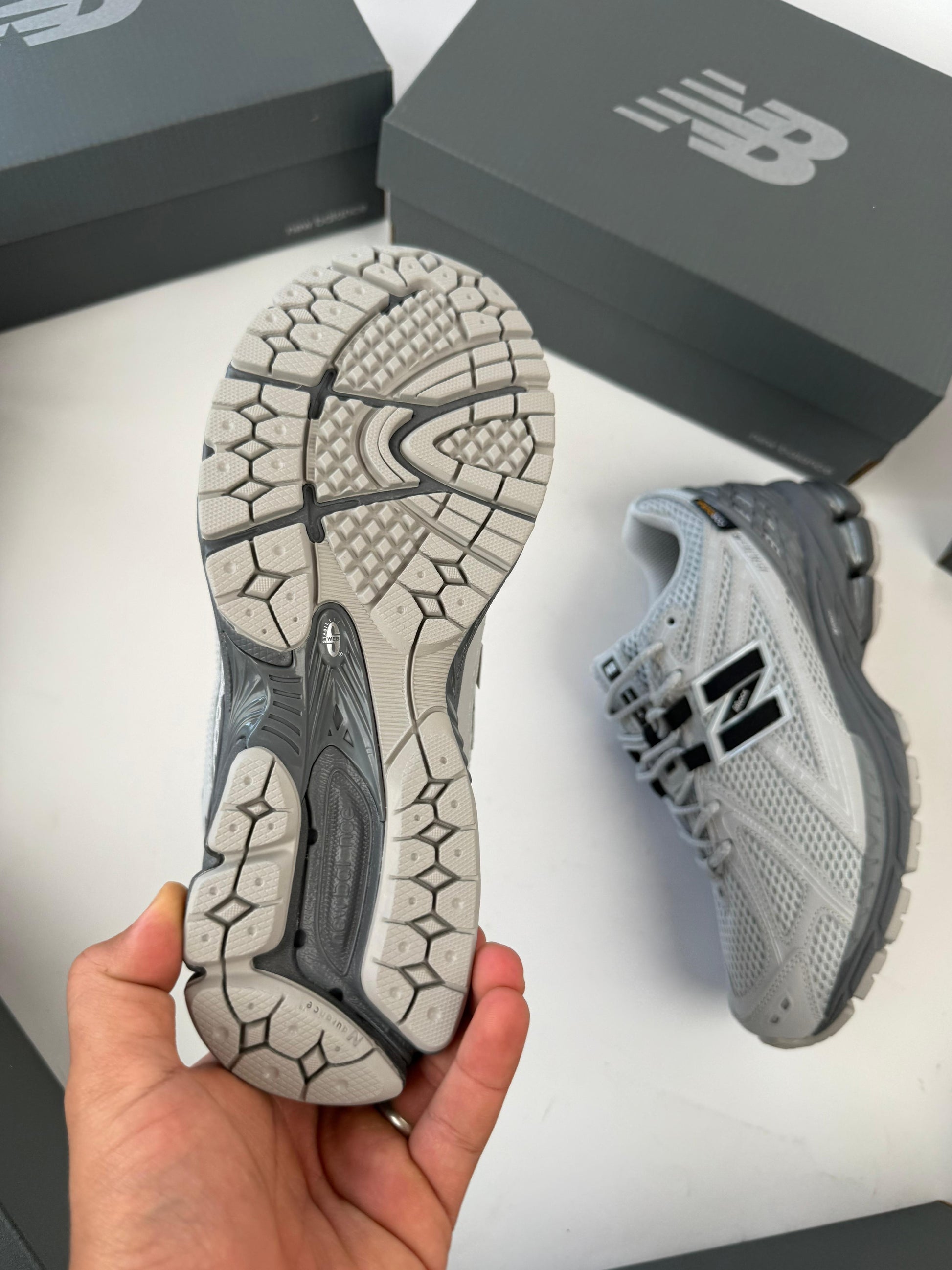 NEW BALANCE 1906 R