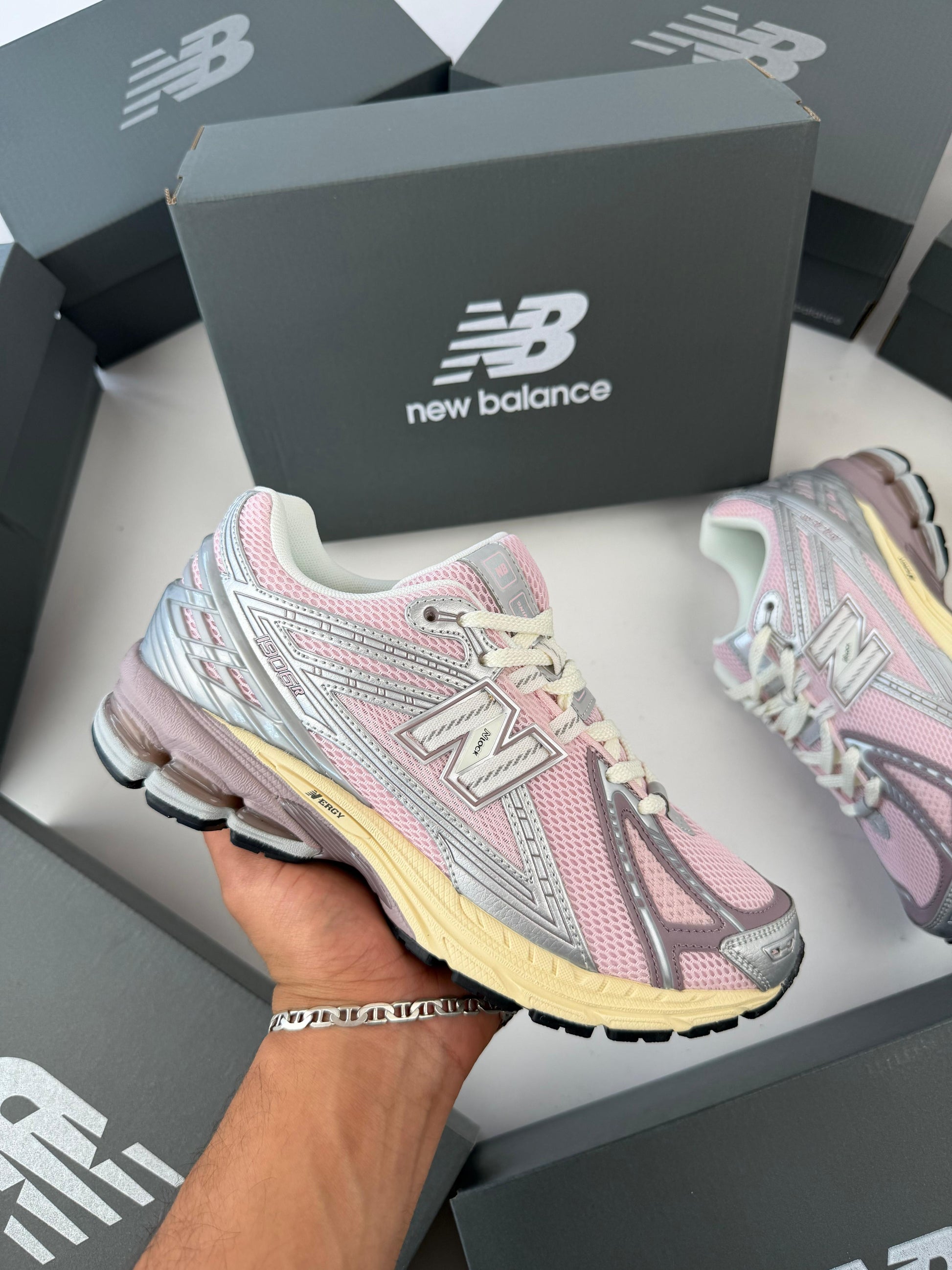NEW BALANCE 1906 R