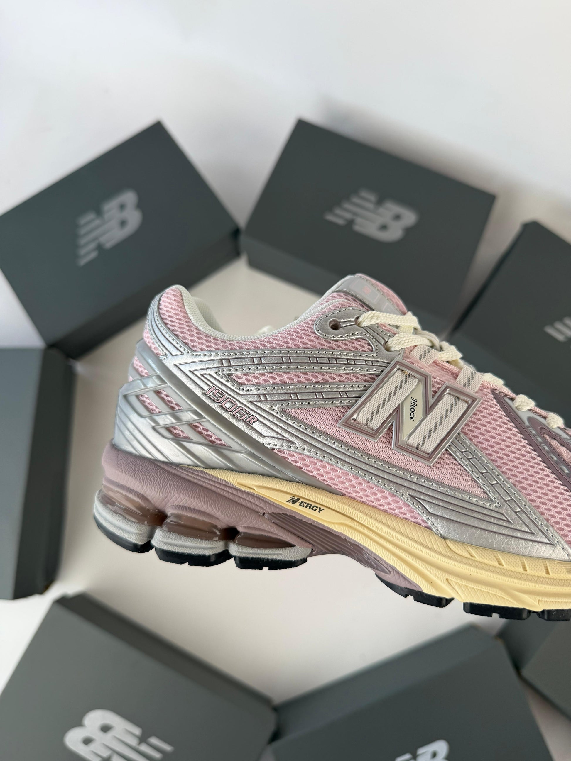 NEW BALANCE 1906 R
