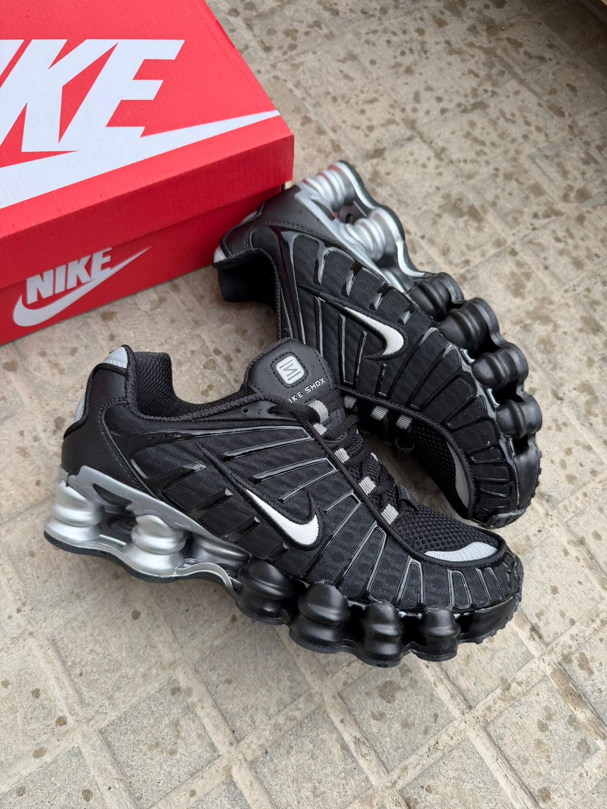 NIKE SHOX