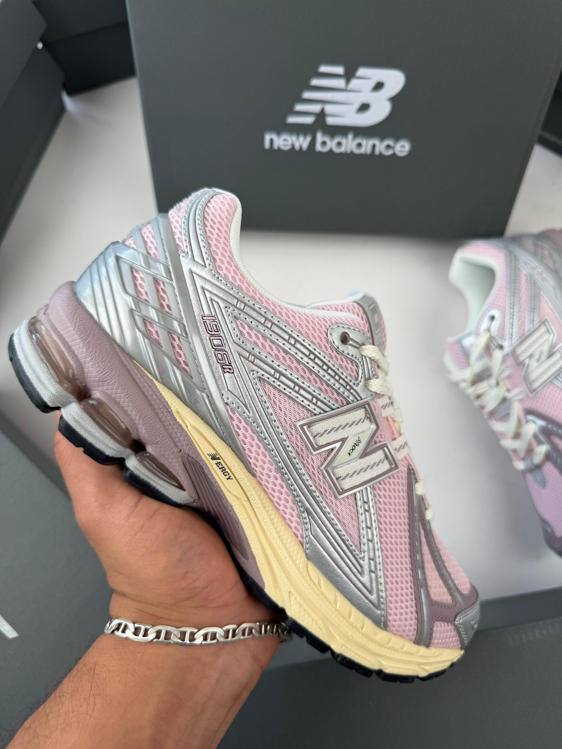 NEW BALANCE 1906 R