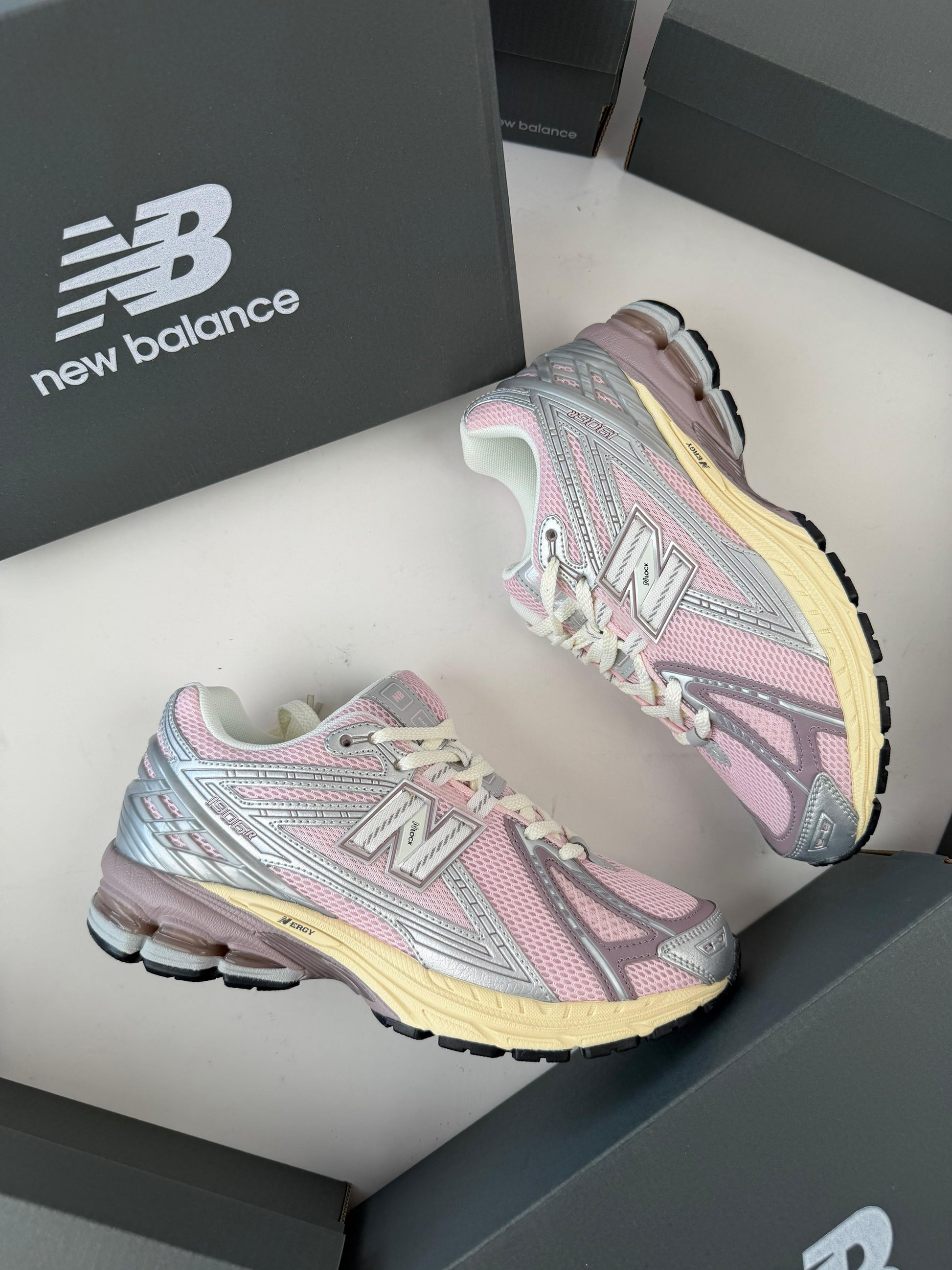 NEW BALANCE 1906 R