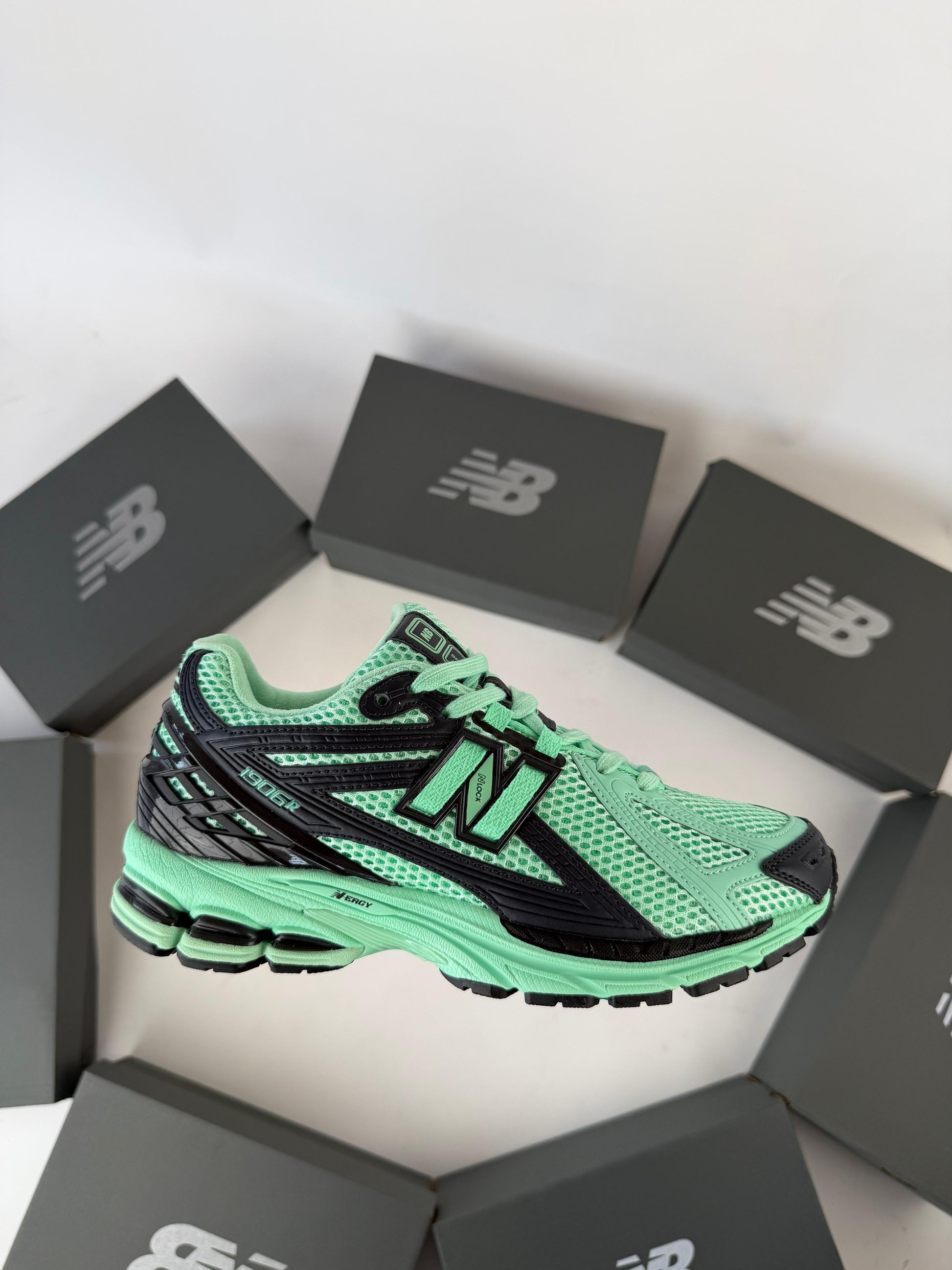 NEW BALANCE 1906 R