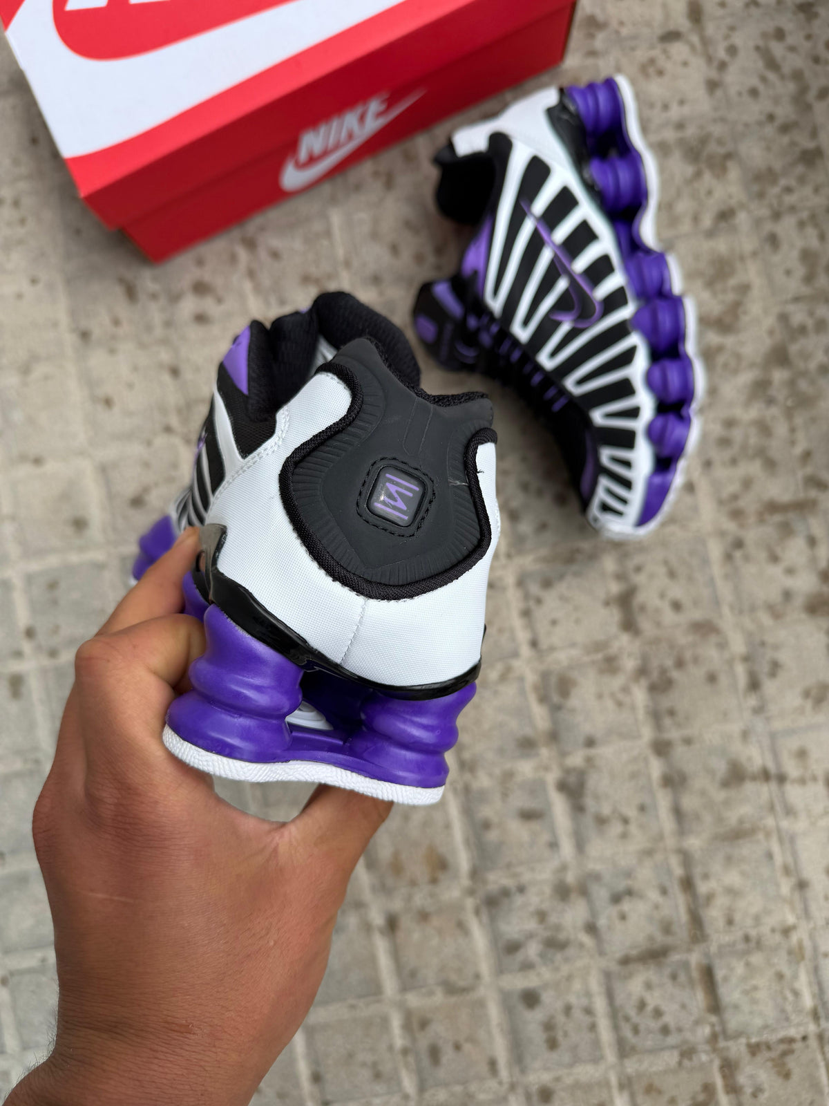 NIKE SHOX