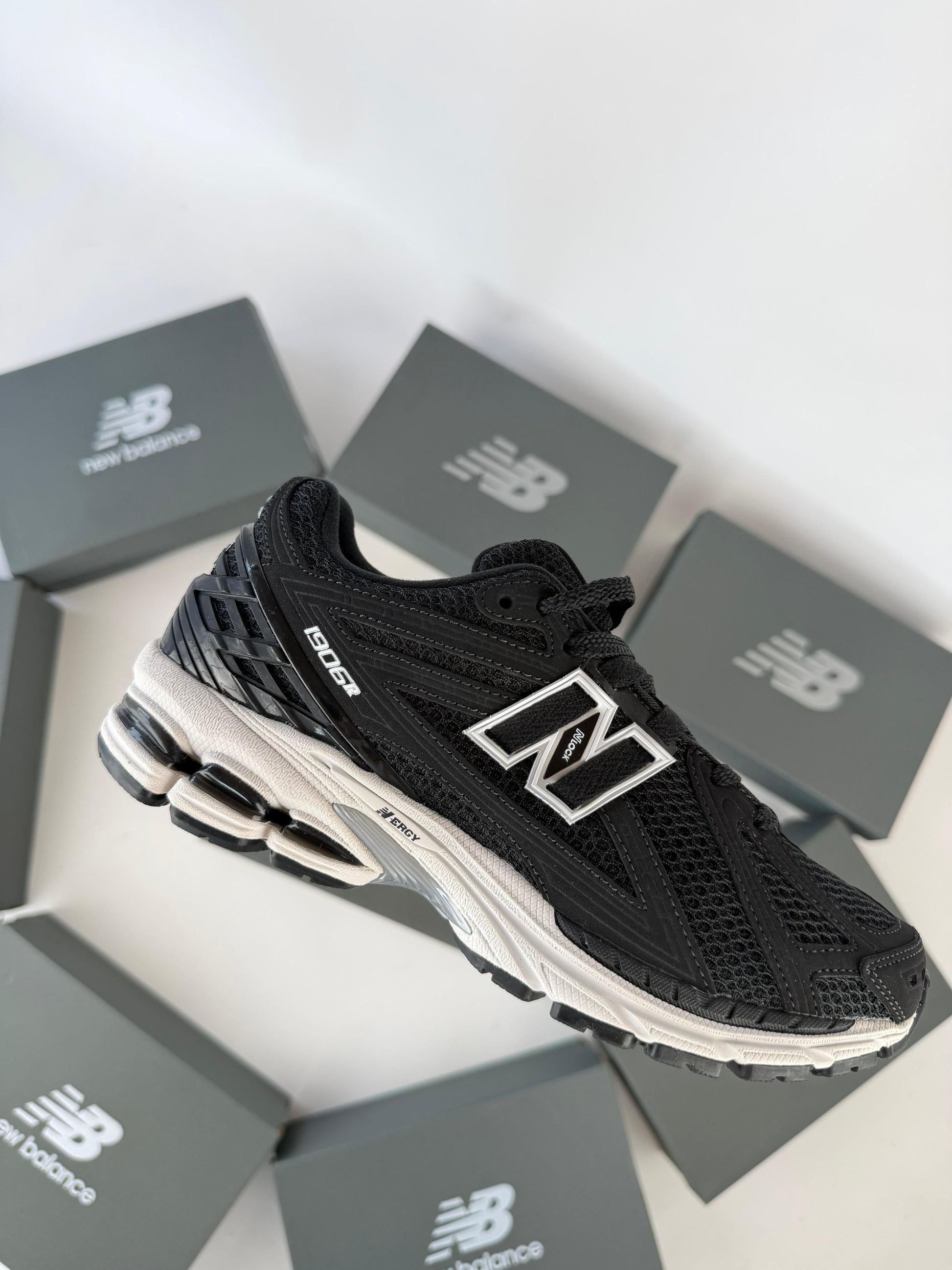 NEW BALANCE 1906 R