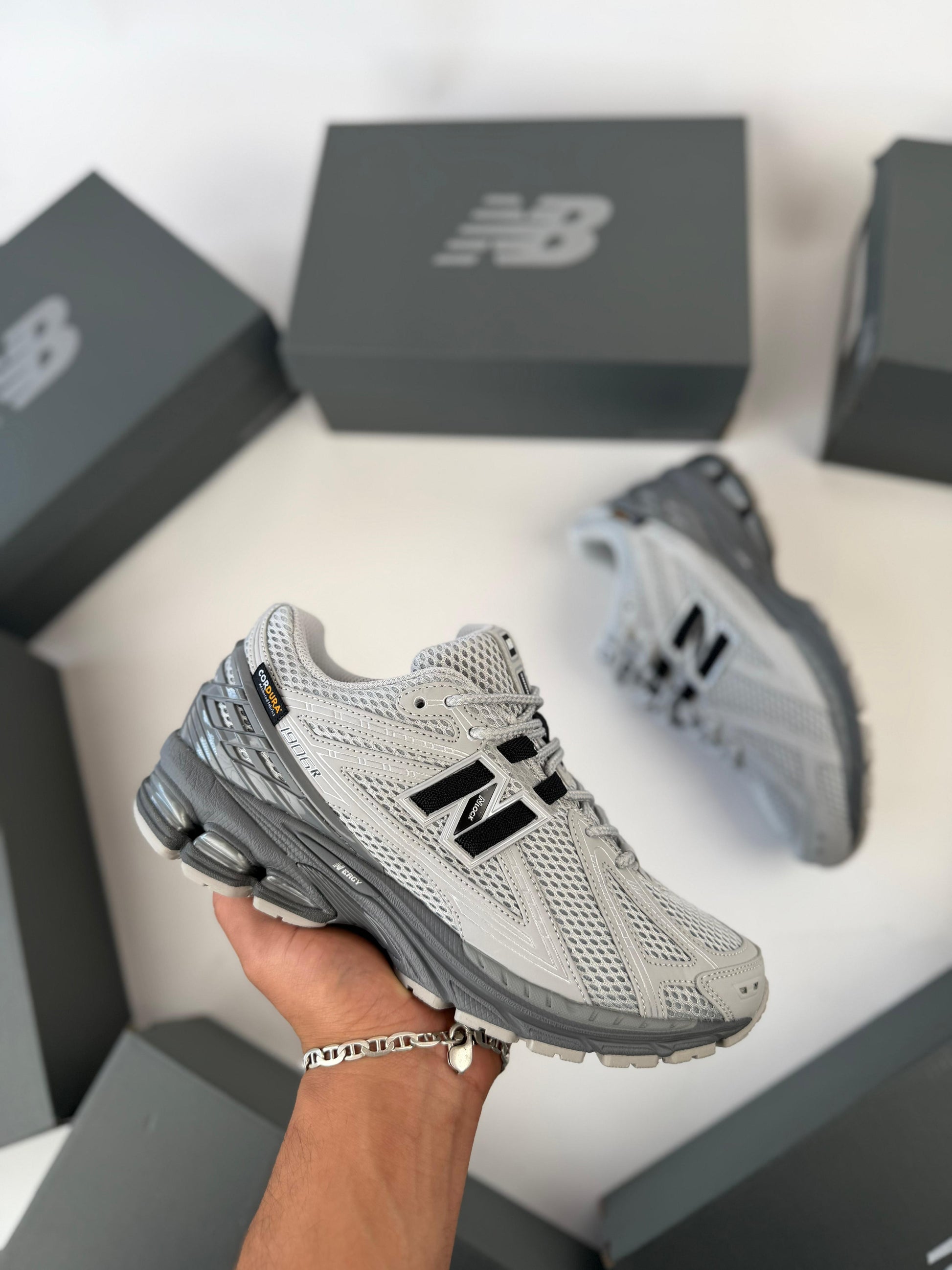 NEW BALANCE 1906 R