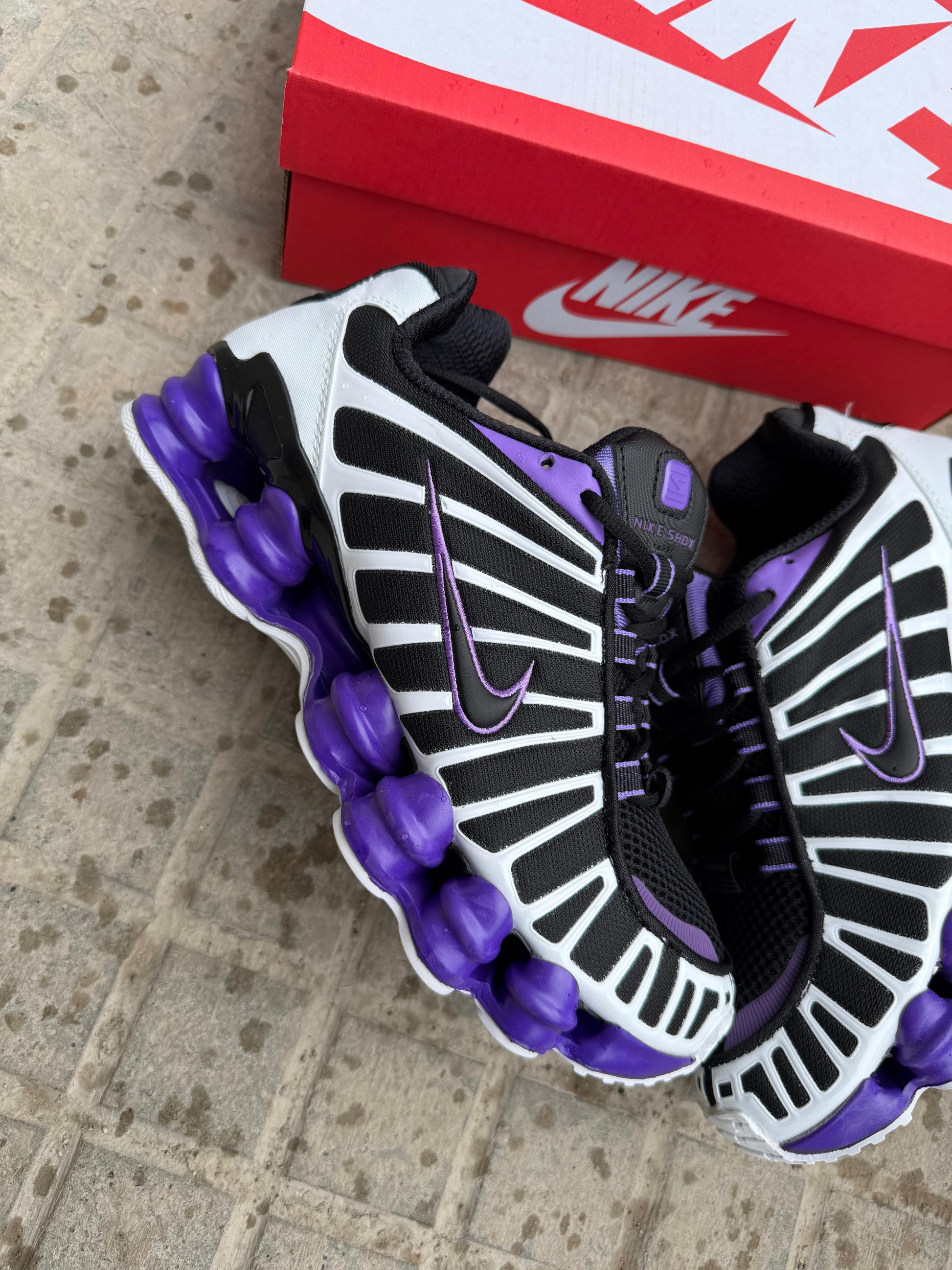 NIKE SHOX