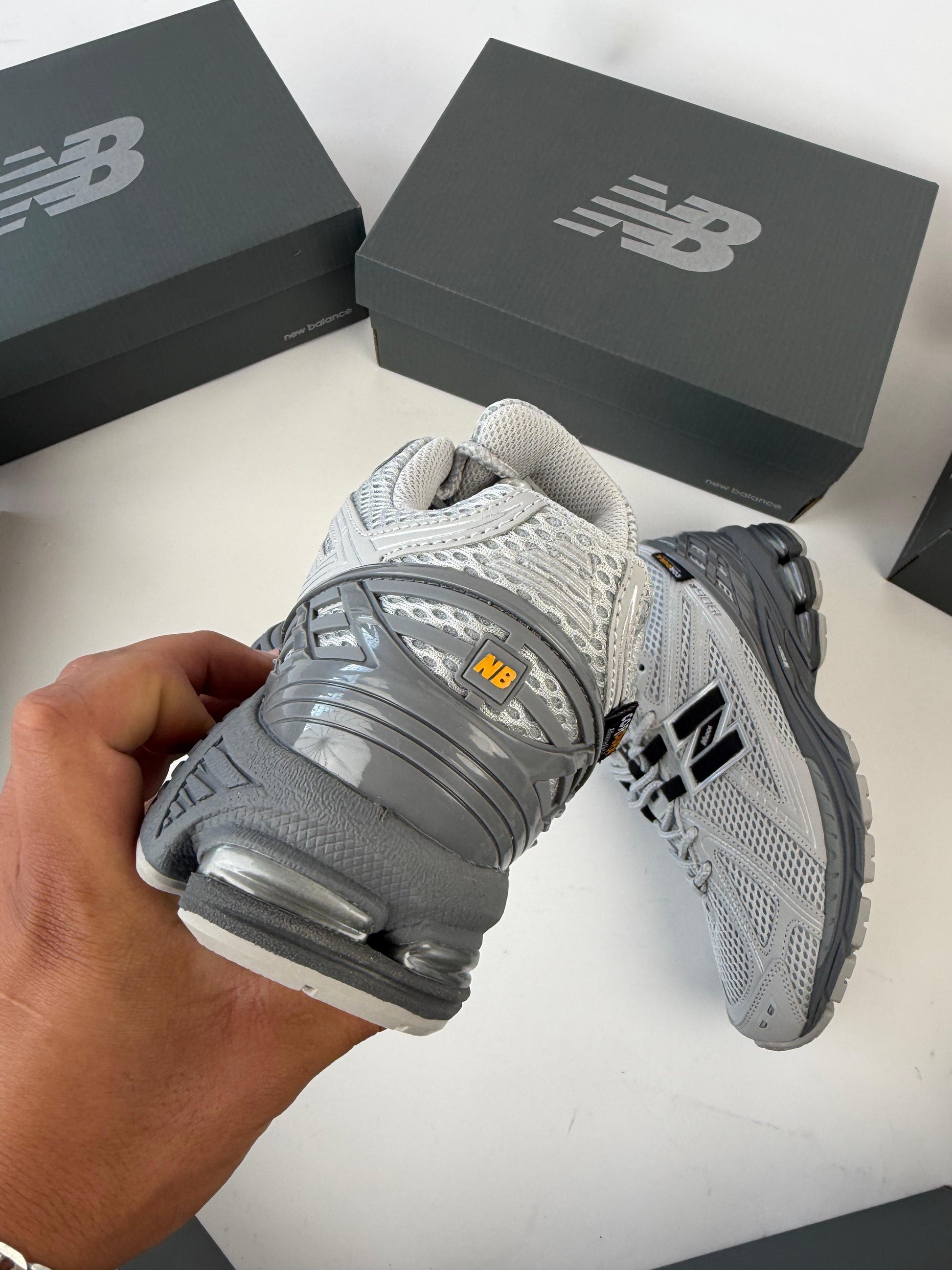 NEW BALANCE 1906 R
