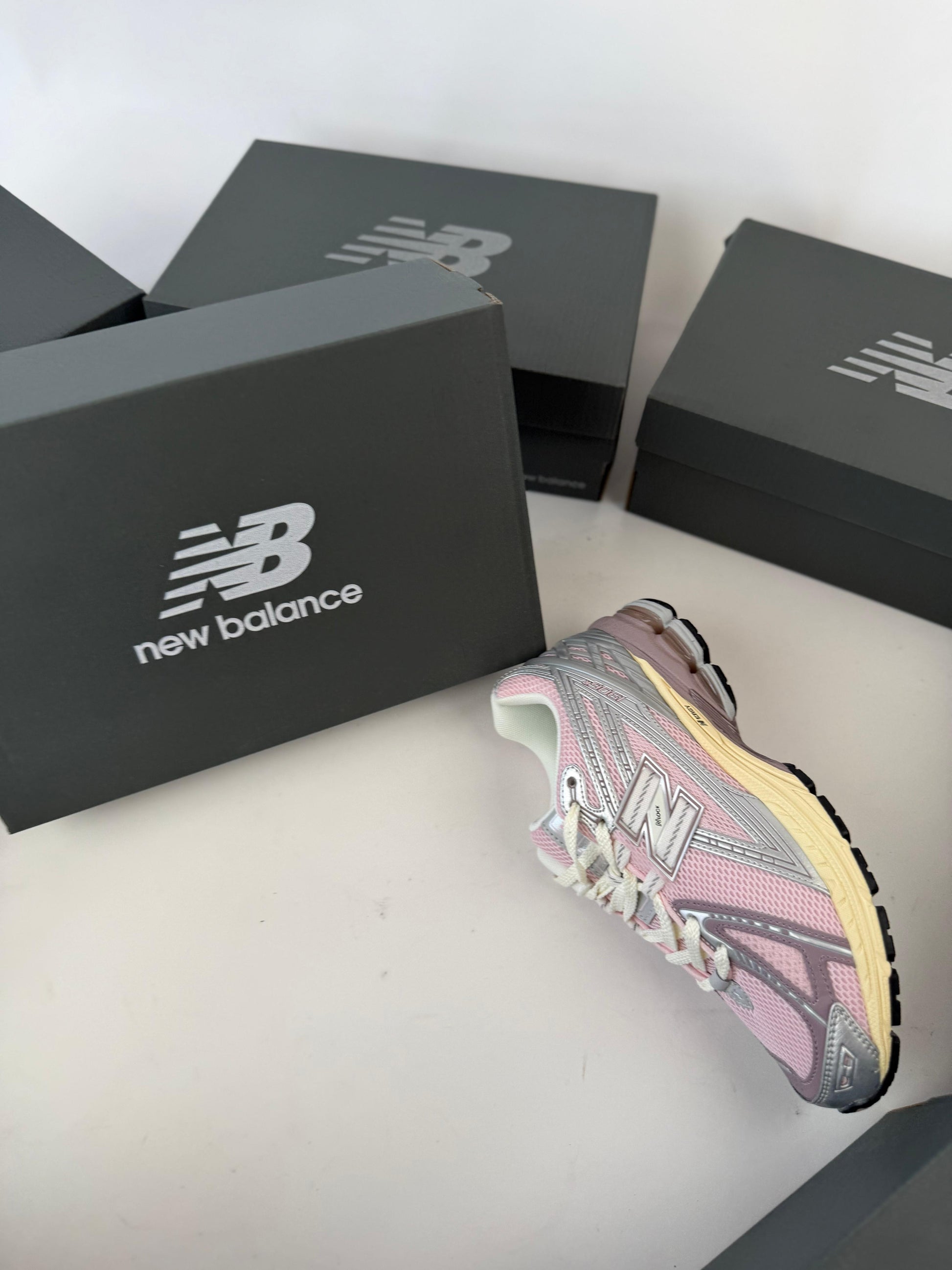 NEW BALANCE 1906 R