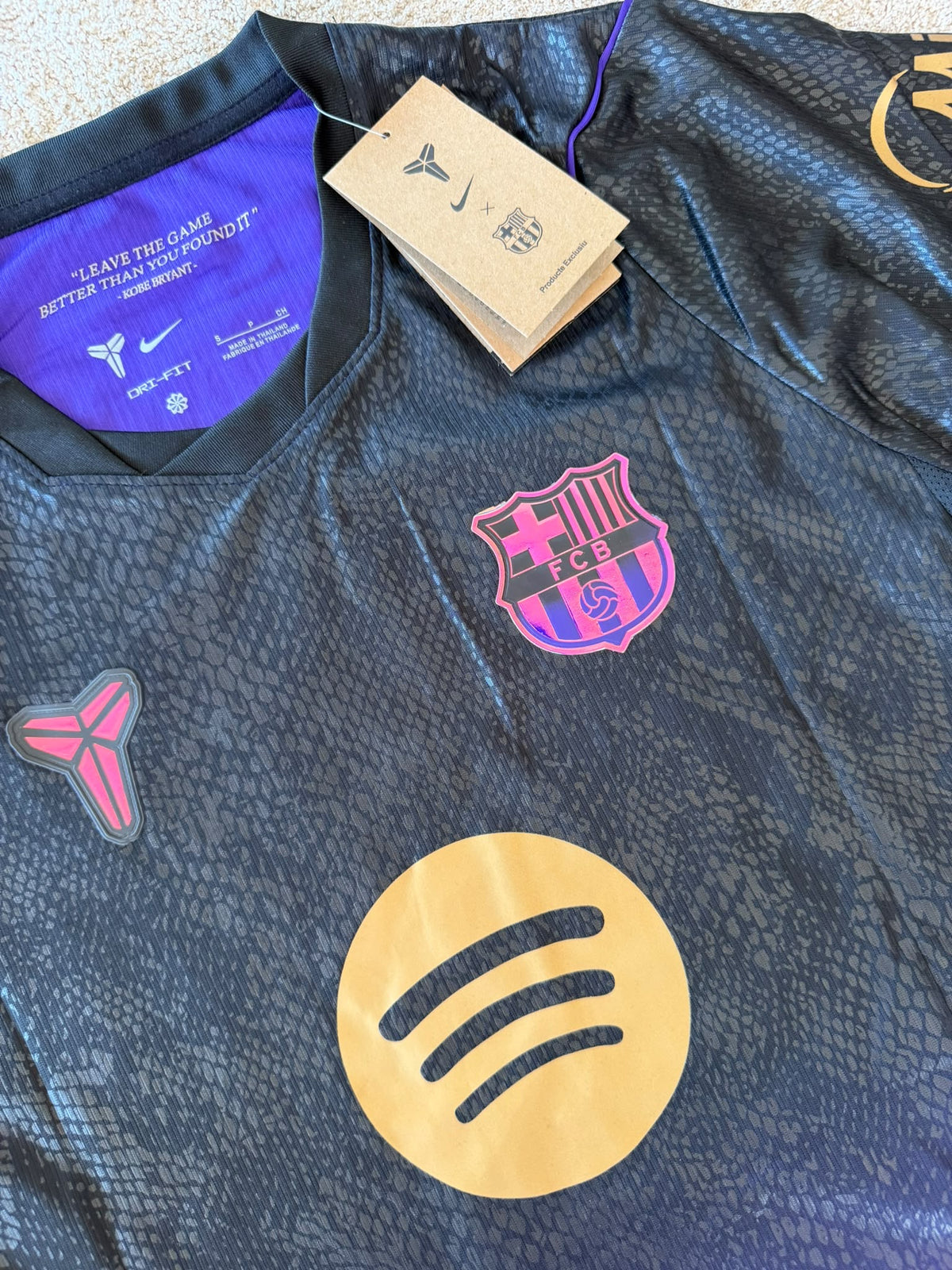 FC BARCELONA ( AWAY KIT )