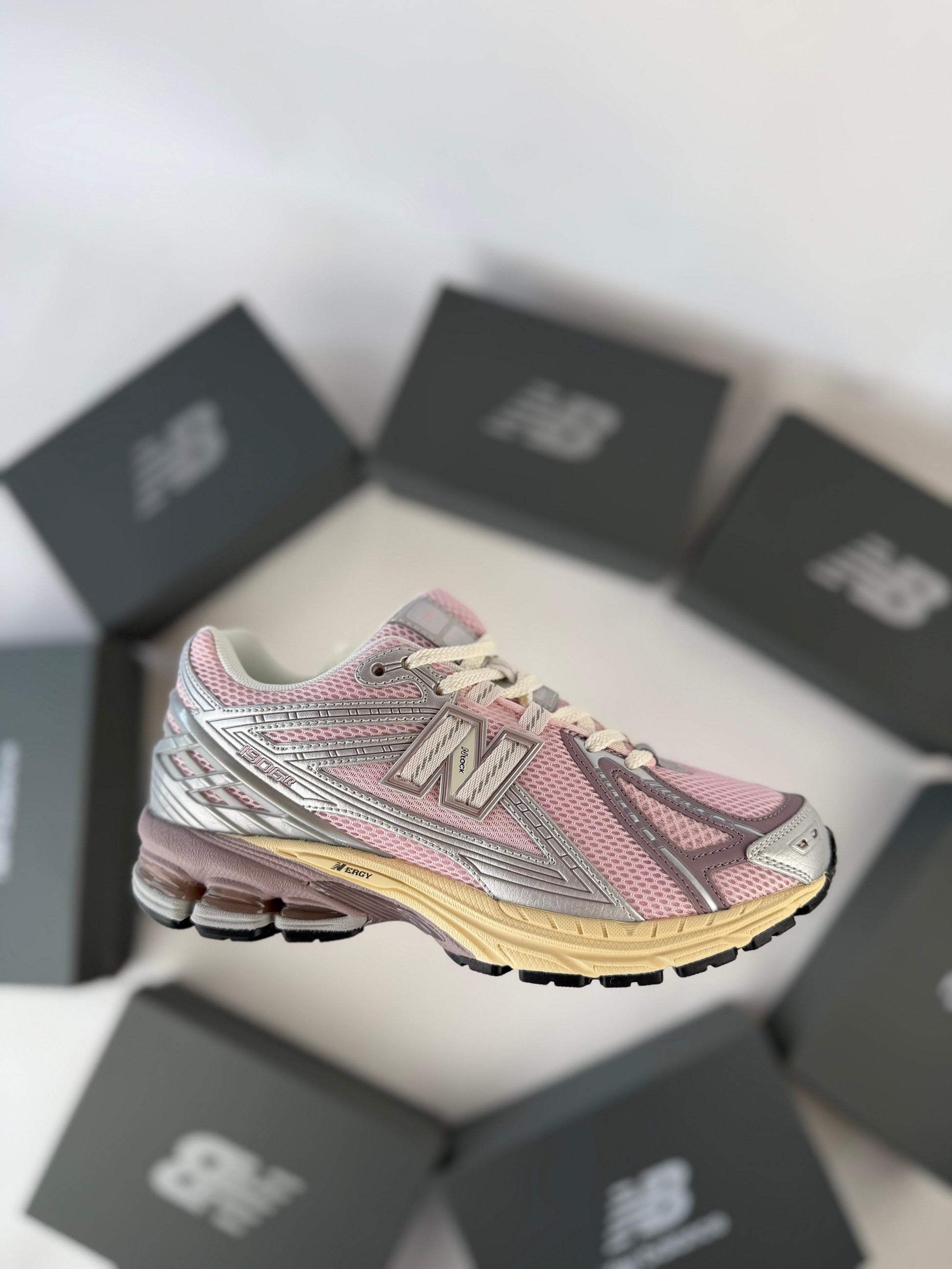 NEW BALANCE 1906 R