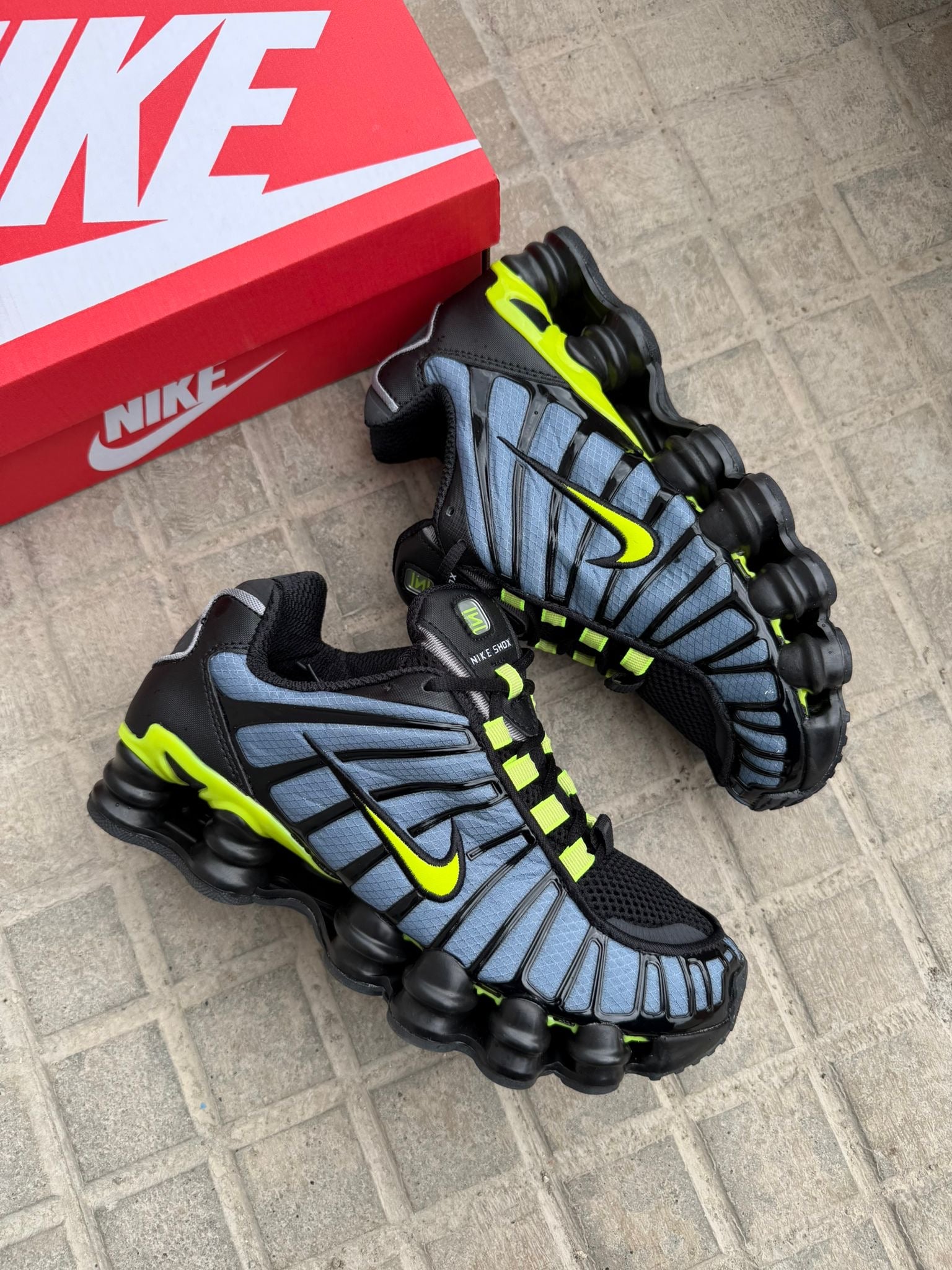 NIKE SHOX
