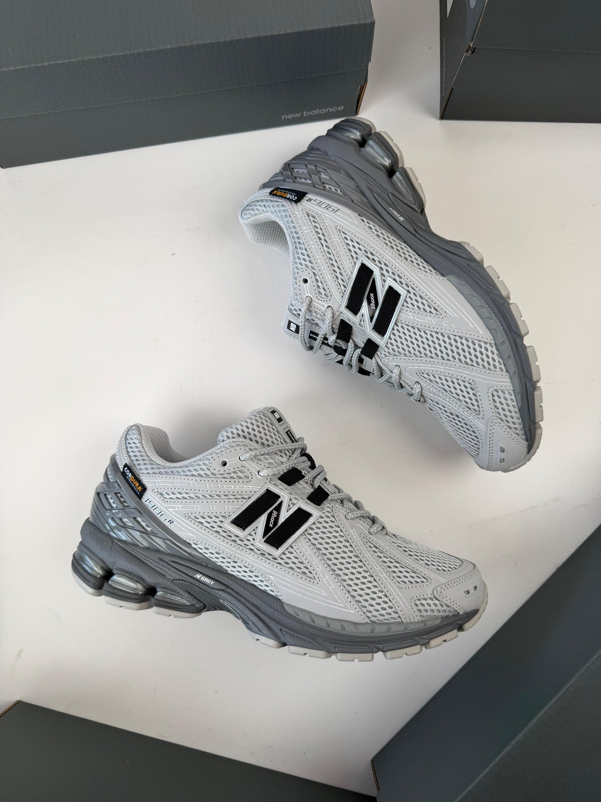 NEW BALANCE 1906 R