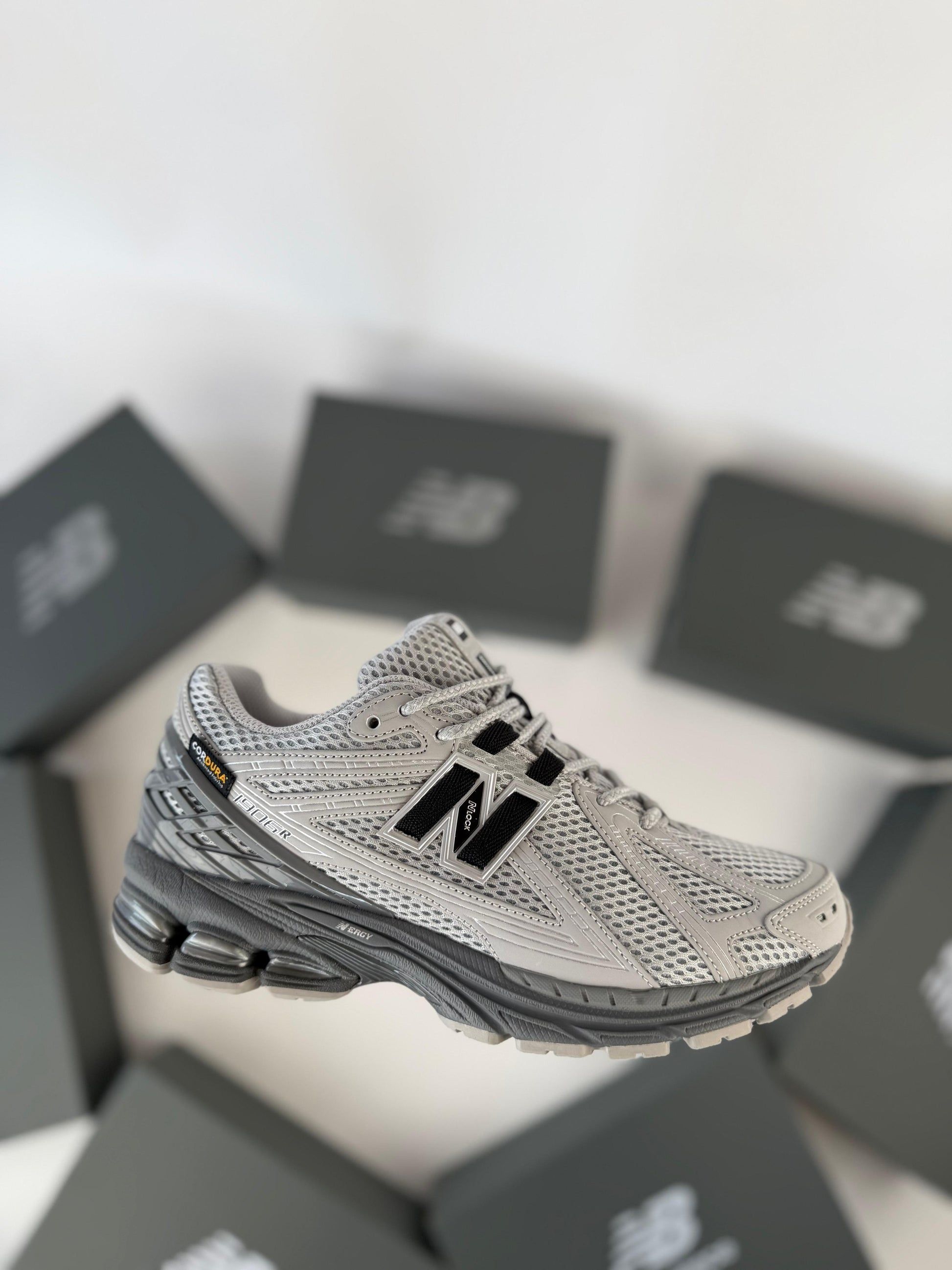 NEW BALANCE 1906 R