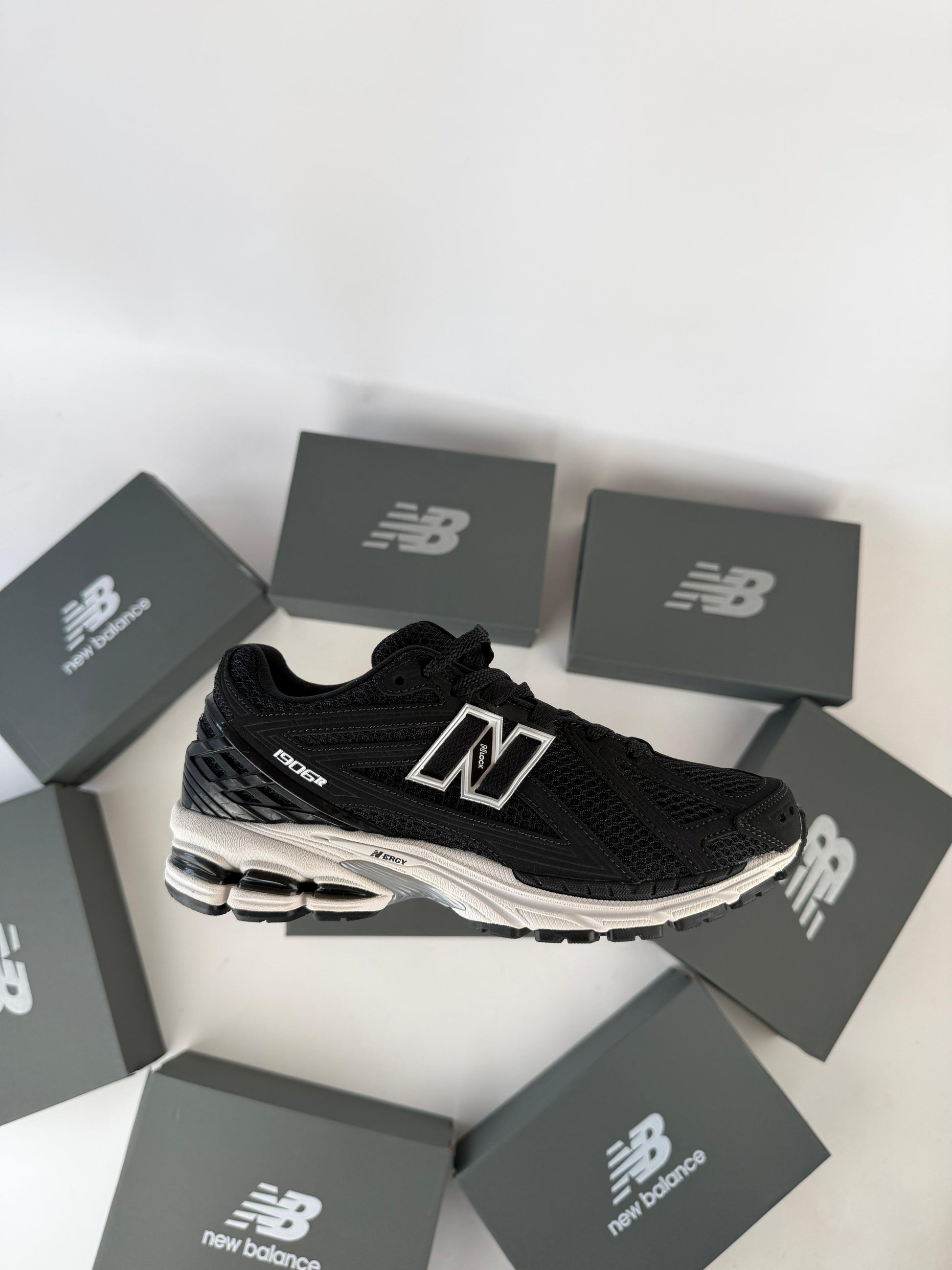 NEW BALANCE 1906 R