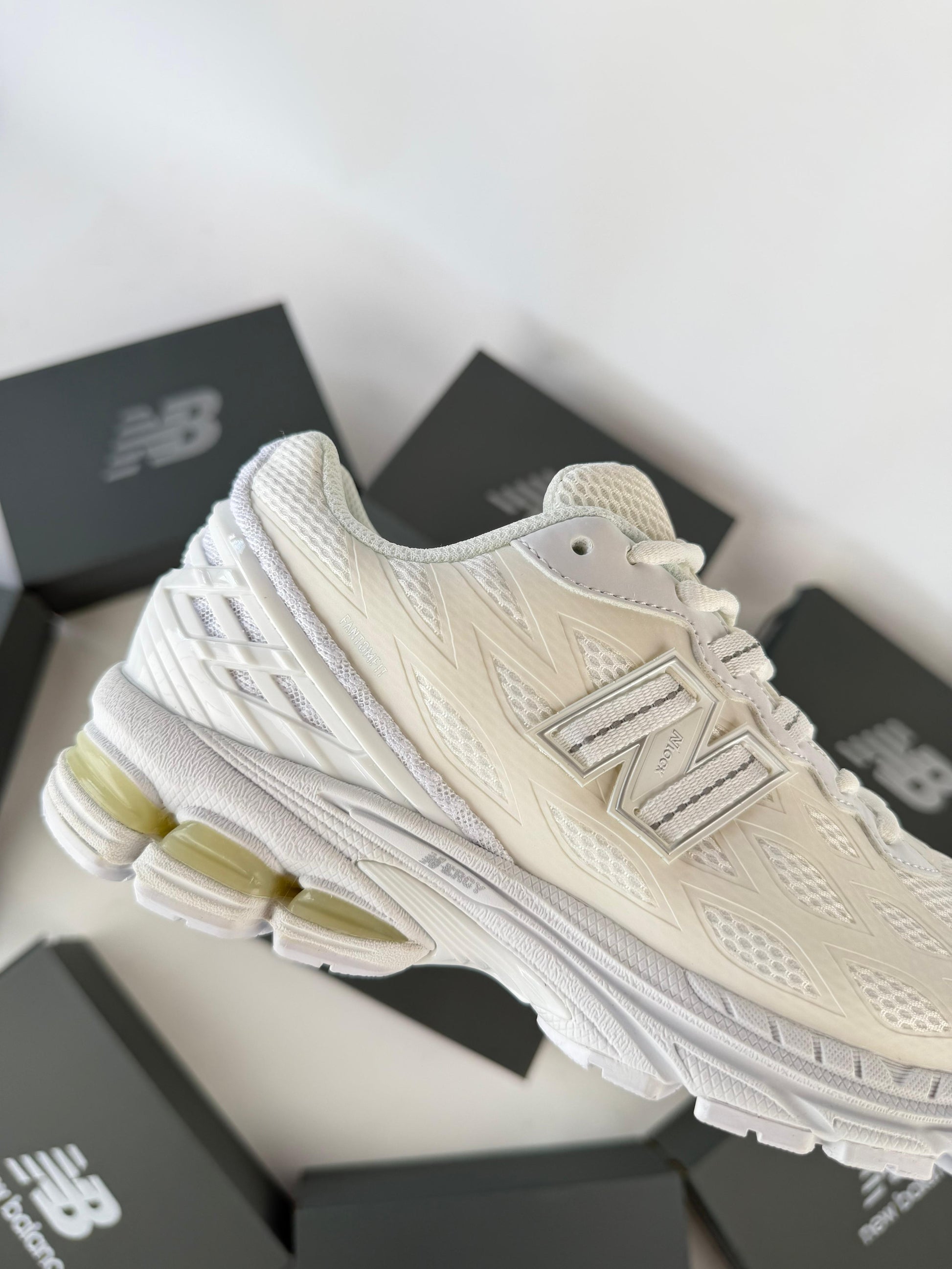 NEW BALANCE 1906 R