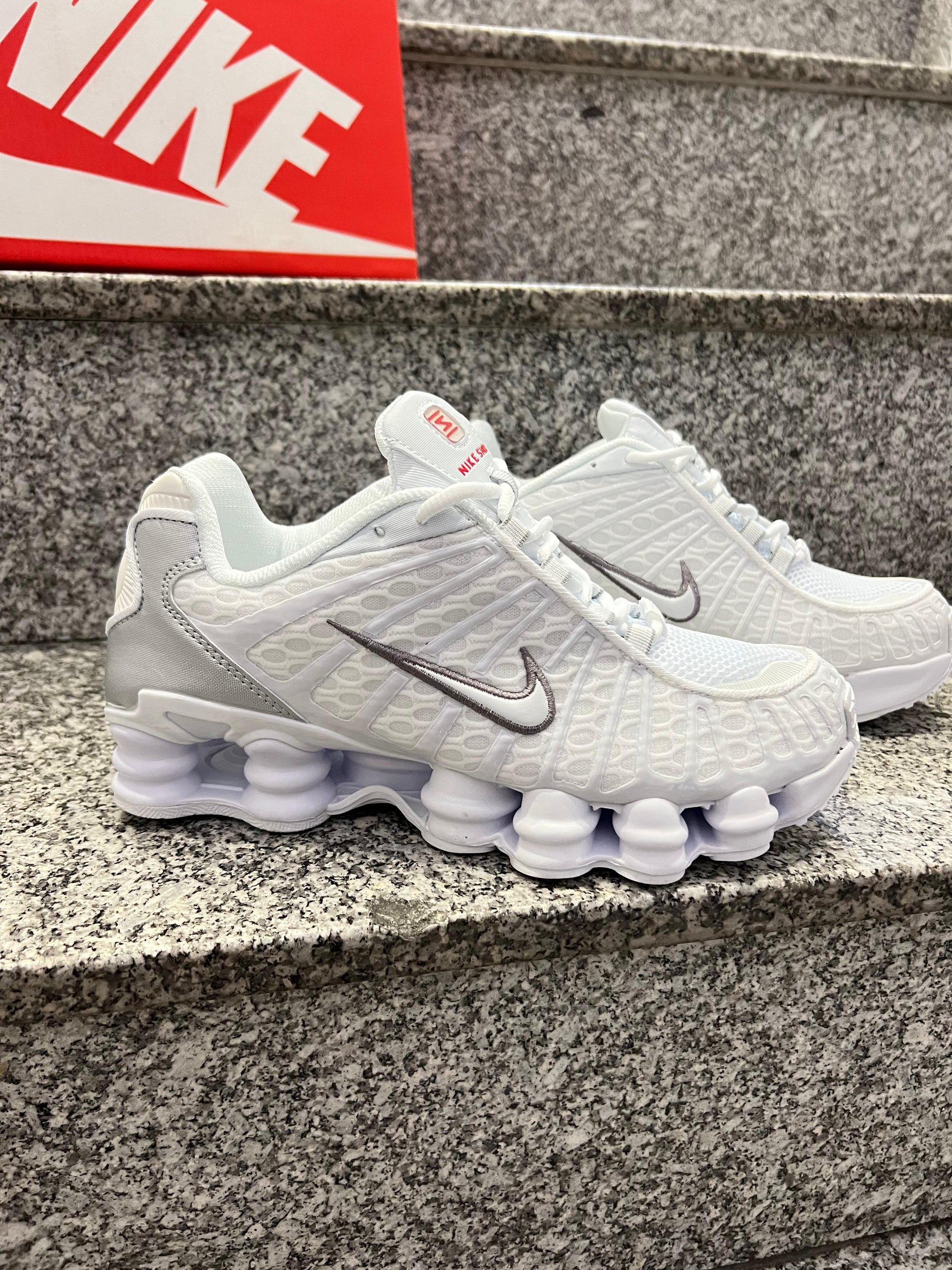 NIKE SHOX
