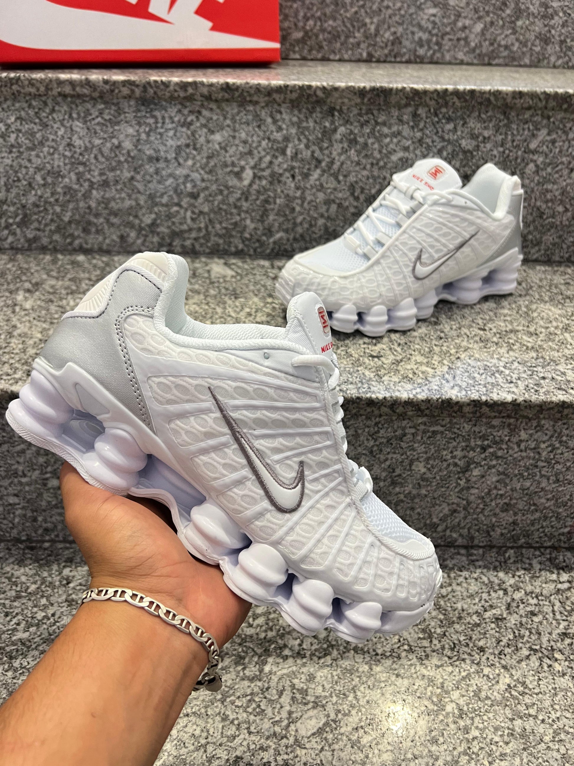 NIKE SHOX