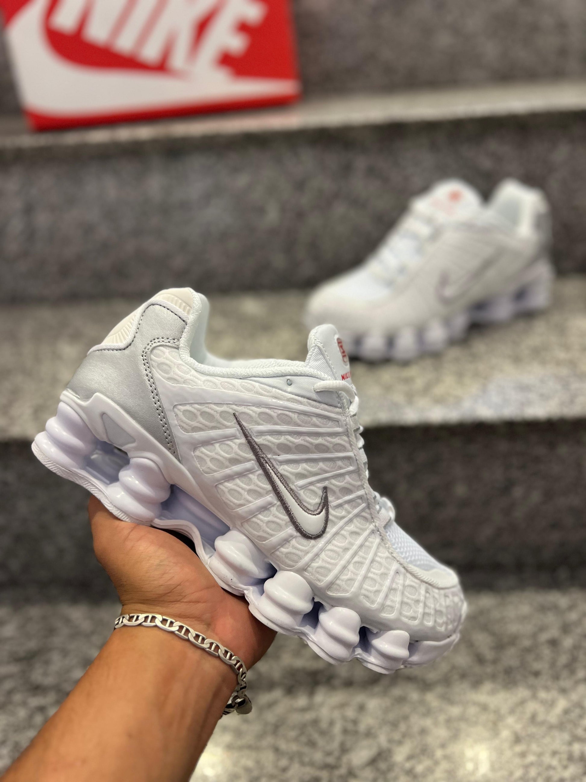 NIKE SHOX