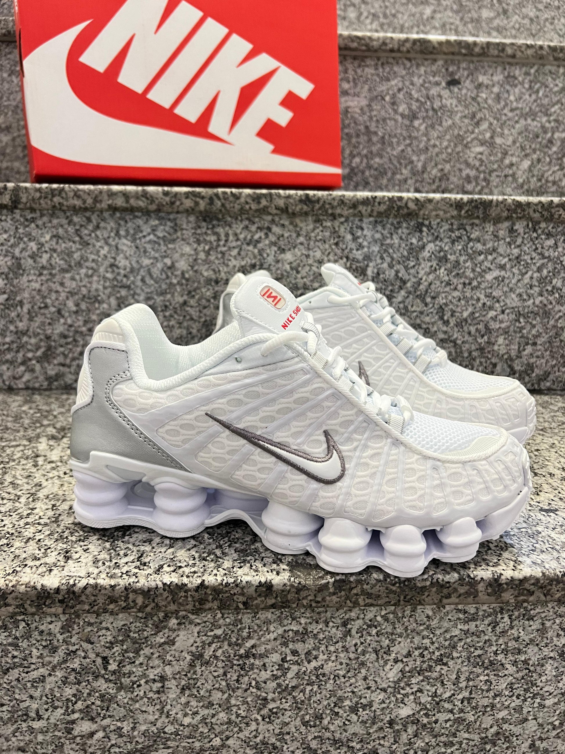 NIKE SHOX