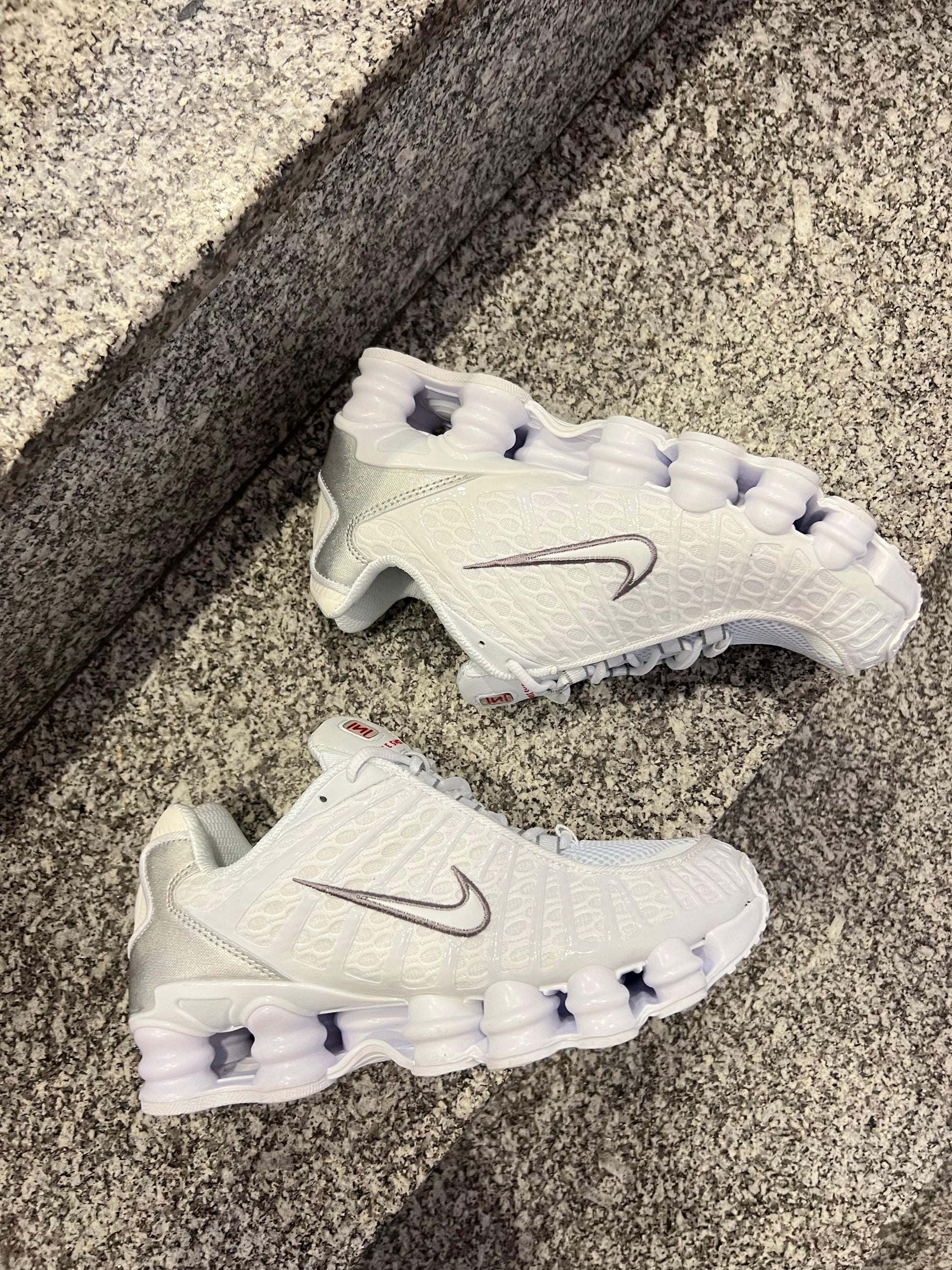 NIKE SHOX