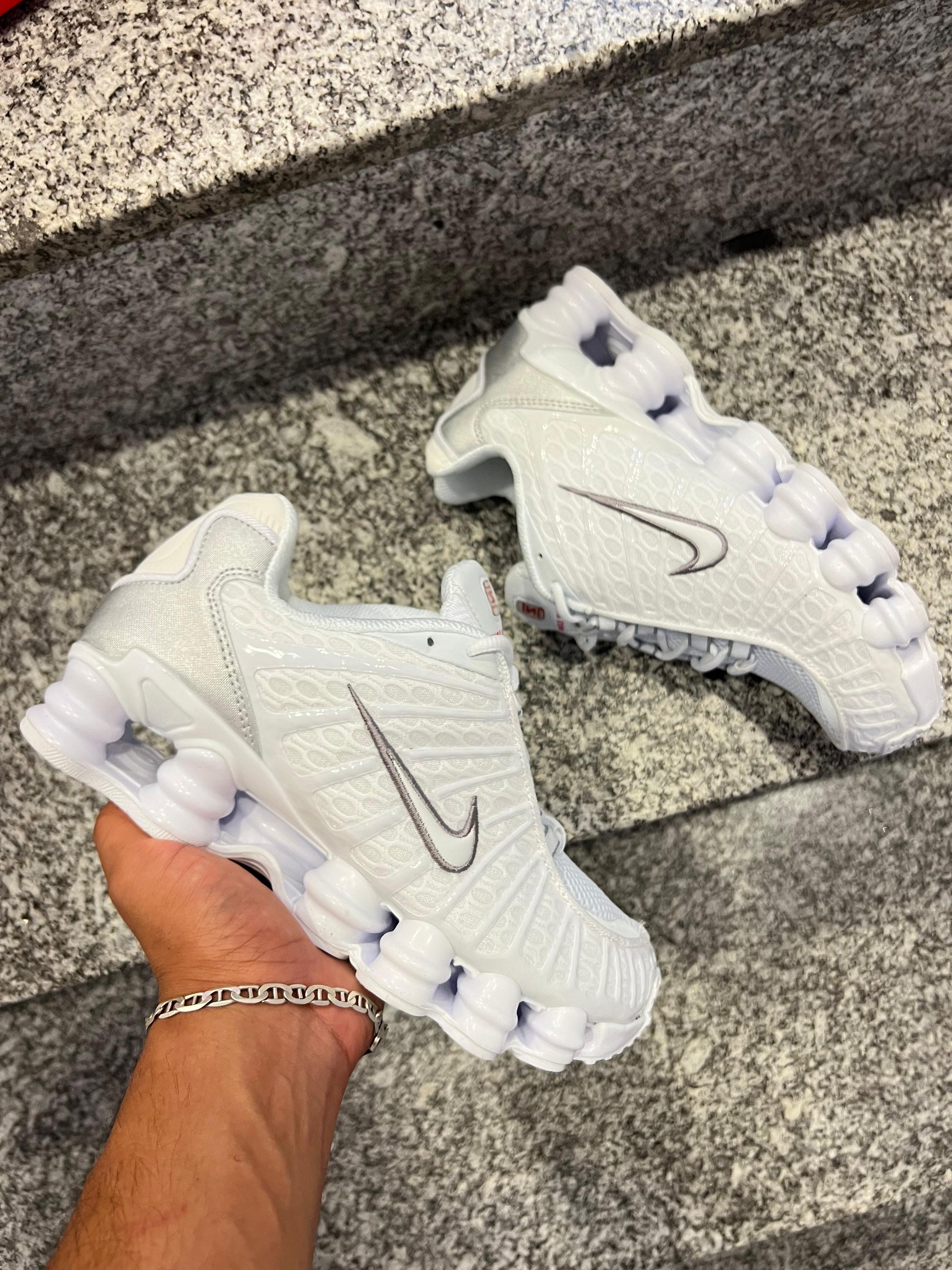 NIKE SHOX